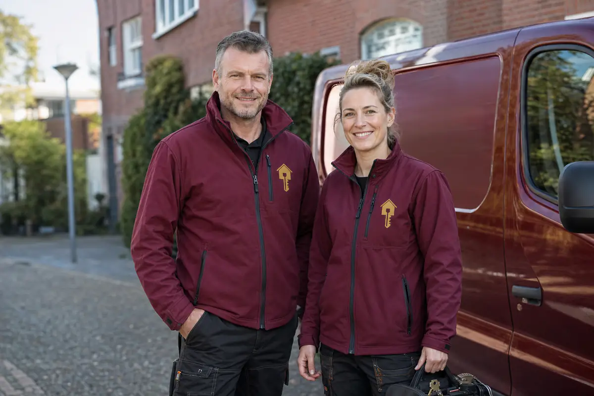 Twee slotenmakers van De Slotenmaker van Helmond bij de servicebus